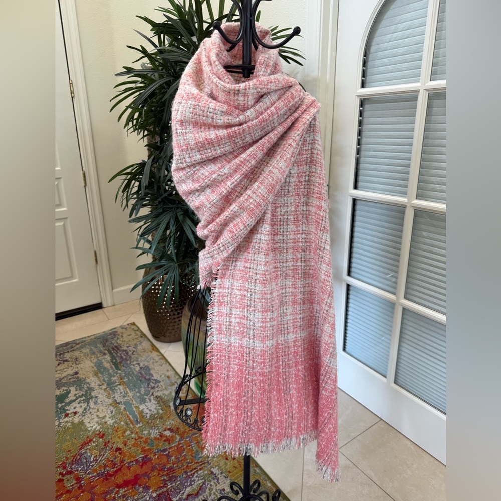 🧣Steve Madden Coral-Pink and White Fringed Scarf/Wrap.